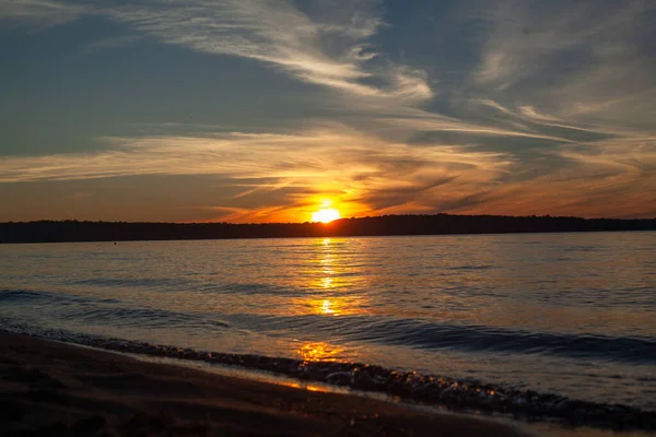 Uma Paisagem Mar Cercada Por Colinas Durante Belo Pôr Sol — Fotografia de Stock