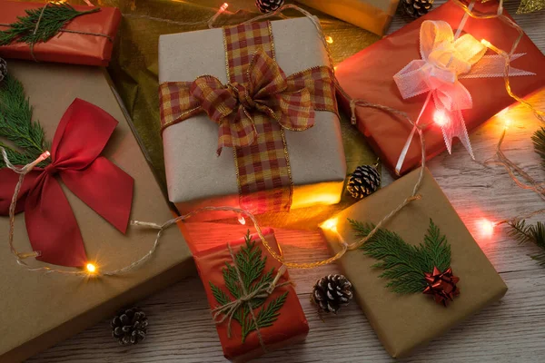 Різдвяні Подарункові Коробки Загорнуті Обгортковим Папером Луками Вогнями — стокове фото
