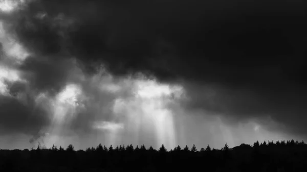 Een Grijswaarden Shot Van Donkere Bewolkte Lucht Boven Het Silhouet — Stockfoto