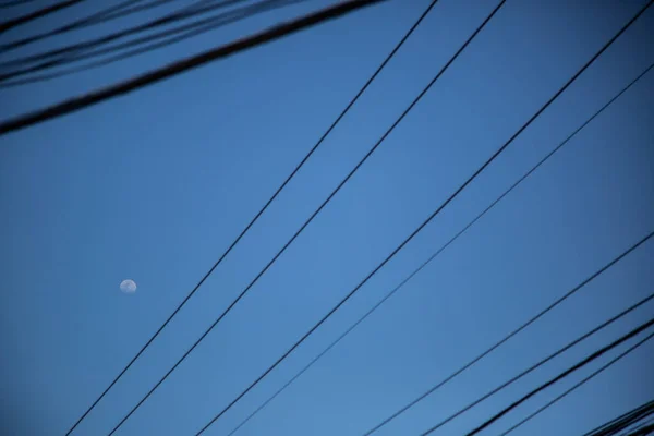 Nízký Úhel Záběru Elektrického Vedení Pod Večerní Oblohou — Stock fotografie