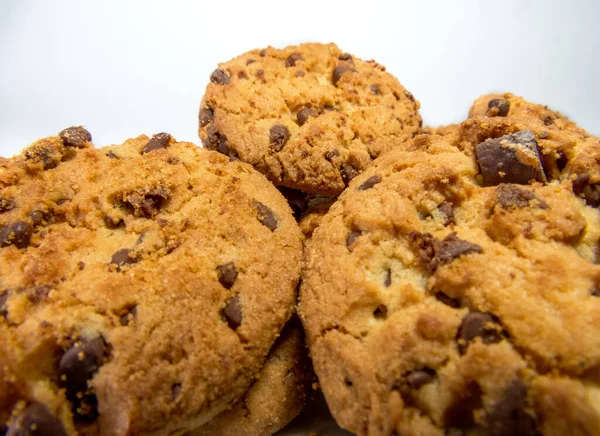 Primer Plano Galletas Chocolate Recién Horneadas Platillo Aislado Sobre Fondo —  Fotos de Stock