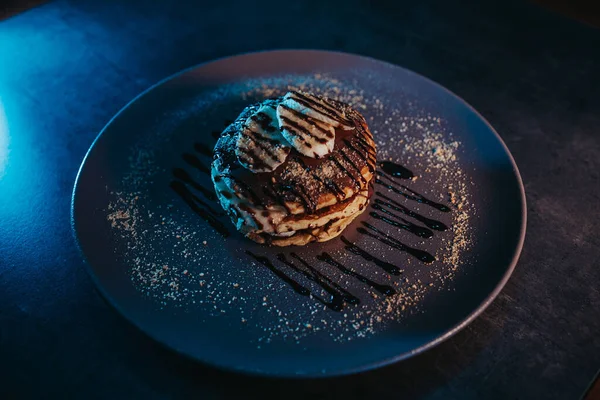プレート上のパンケーキの選択的フォーカスショット — ストック写真