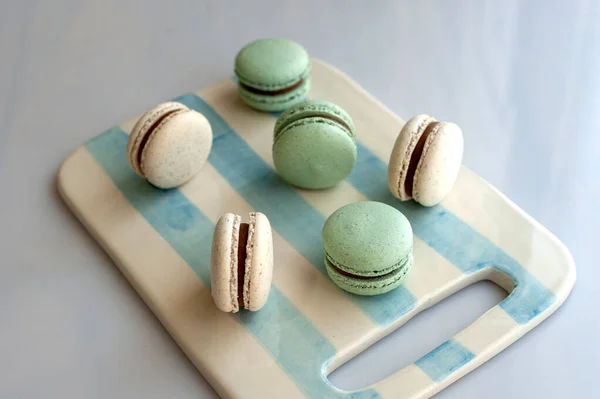 Eine Nahaufnahme Von Köstlichen Macarons Auf Einem Brett — Stockfoto