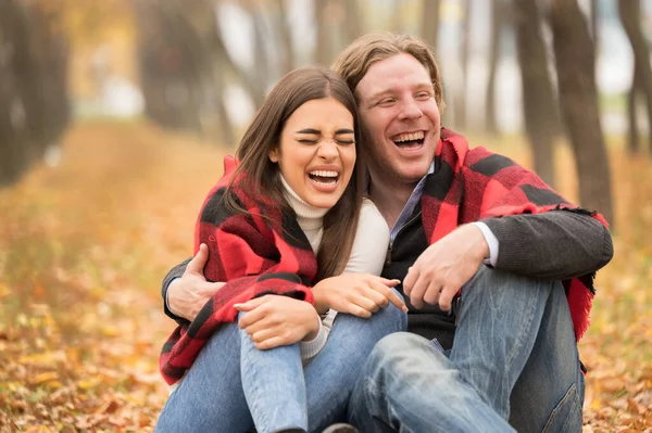 Casal Caucasiano Amoroso Abraçando Com Cobertor Neles Sentados Floresta Outono — Fotografia de Stock