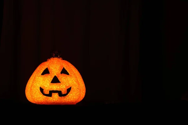 Close Uma Lanterna Abóbora Para Halloween Isolado Fundo Escuro Embaçado — Fotografia de Stock