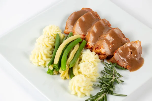 Tiro Close Prato Com Purê Batatas Carne Com Molho — Fotografia de Stock