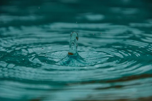 水滴在水中的特写 — 图库照片