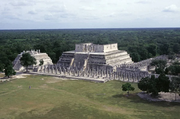 歴史的なマヤの街で青い空の下で千人の戦士の寺院の美しいショット Chichen Itza — ストック写真