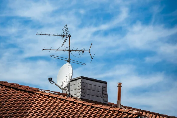 Primer Plano Antenas Techo Bajo Cielo Azul Brillante — Foto de Stock