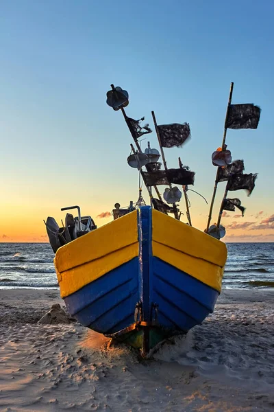Oude Houten Vissersboot Een Baltische Zee Strand Bij Zonsondergang — Stockfoto