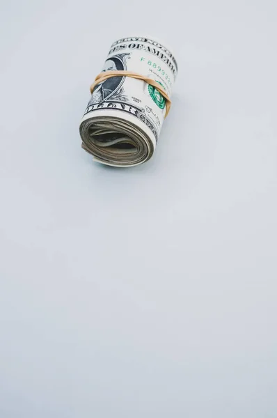 Вертикальный Кадр Свернутых Долларовых Купюр Голубой Поверхности — стоковое фото