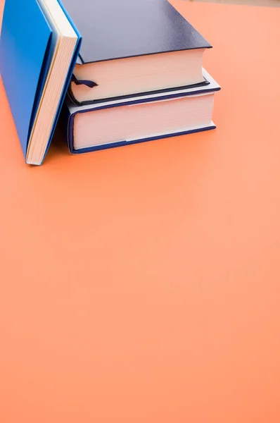 Primo Piano Dei Libri Con Copertina Rigida Sulla Superficie Arancione — Foto Stock