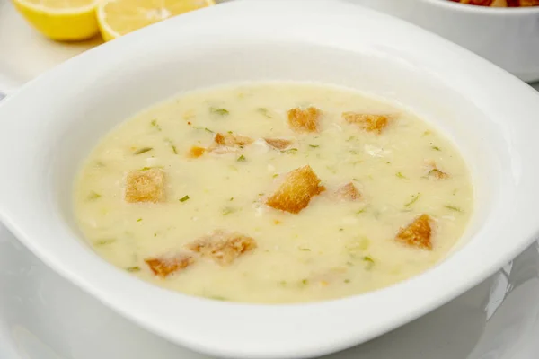 Eine Nahaufnahme Einer Fischsuppe Serviert Mit Crackern Und Zitronen Auf — Stockfoto