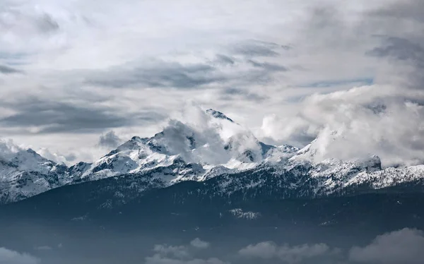 Una Hermosa Toma Montañas Cubiertas Nieve Bajo Las Nubes Blancas — Foto de Stock