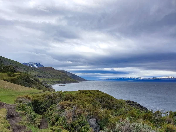 Uma Bela Vista Cadeia Montanhosa Com Lago Embaixo Dia Nublado — Fotografia de Stock