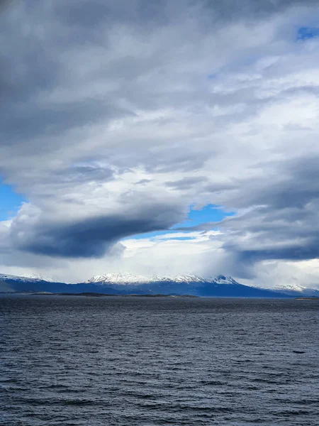 Sebuah Pemandangan Indah Dari Sebuah Gunung Dengan Sebuah Danau Bawah — Stok Foto