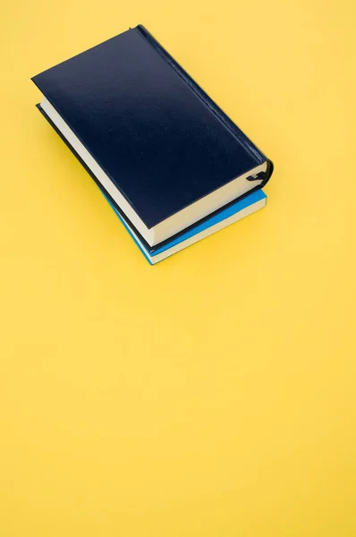 Närbild Svart Inbunden Bok Den Gula Ytan Utrymme För Text — Stockfoto