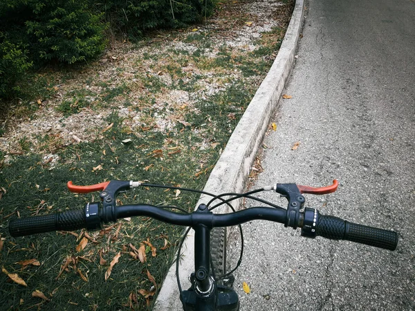 Primer Plano Disparado Desde Timón Bicicleta Que Monta Una Carretera — Foto de Stock