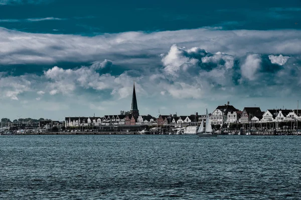 Primo Piano Fiume Città Stoccolma Svezia Sotto Cielo Nuvoloso — Foto Stock