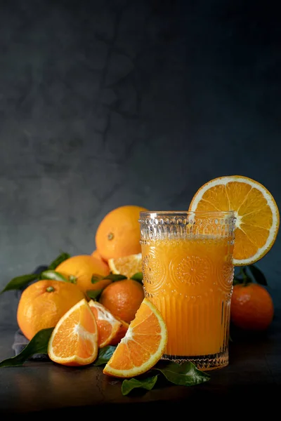 Low Key Lichtbild Eines Glases Frischer Orangensaft Neben Einer Reihe — Stockfoto