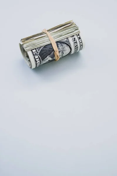 Вертикальный Вид Сверху Снял Связку Свернутых Американских Банкнот Изолированных Светло — стоковое фото