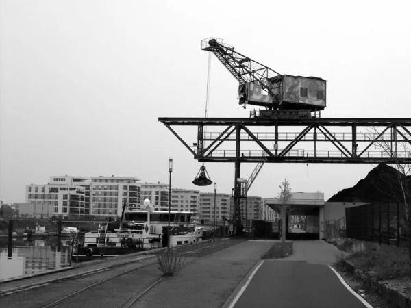 Graustufenaufnahme Eines Krans Einem Hafen — Stockfoto