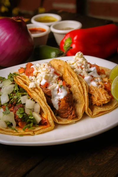 Primer Plano Tacos Mexicanos Llenos Carne Verduras Queso —  Fotos de Stock