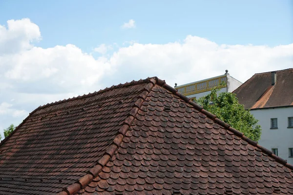 Güneşli Bir Bahar Gününde Yüksek Eğimli Bir Evin Çatısına Yakın — Stok fotoğraf