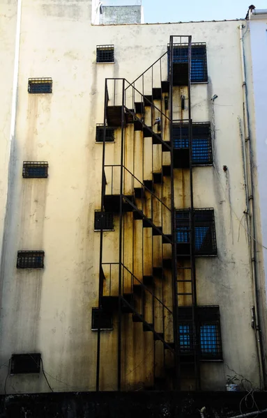 Вертикальный Снимок Пожарной Лестницы Заброшенного Здания — стоковое фото