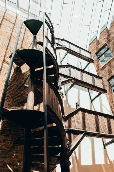 Tiro Ângulo Baixo Edifício Com Uma Escada Metal Livre — Fotografia de Stock