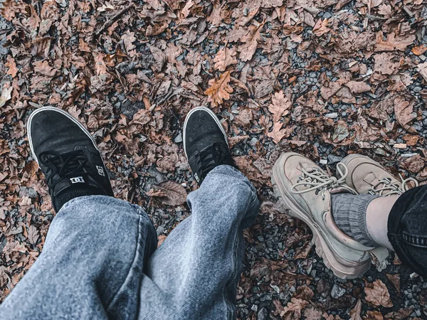 Closeup Shot Couple Feet Autumn Leaves — Stock Photo, Image