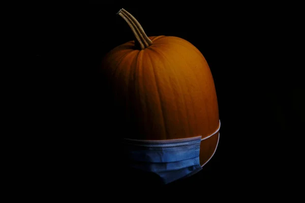 Primer Plano Una Calabaza Con Una Mascarilla Aislada Sobre Fondo — Foto de Stock