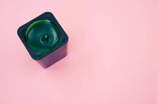 Primer Plano Una Vela Verde Decorativa Sobre Fondo Rosa Con —  Fotos de Stock