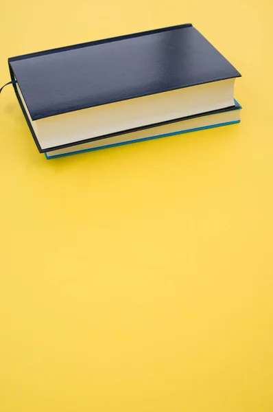 黄色表面上的一本黑色精装书的特写 文字空间 — 图库照片