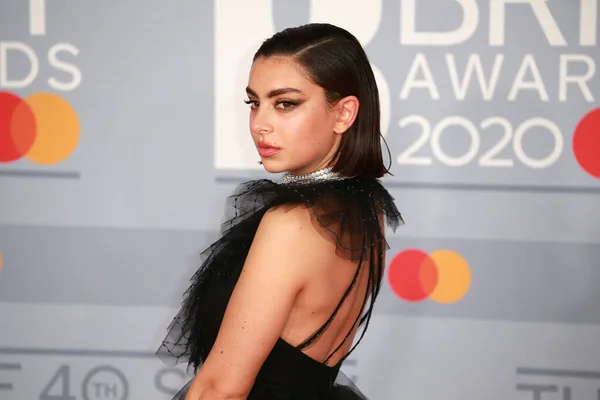 ロンドン イギリス 2020年2月18日 Charli Xcxが英国ロンドンのThe Arenaで開催されるBrit Awards 2020に出席します — ストック写真