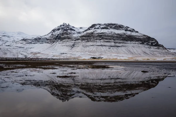 Krásný Záběr Hory Snaefellsnes Odrážející Vodě Island — Stock fotografie