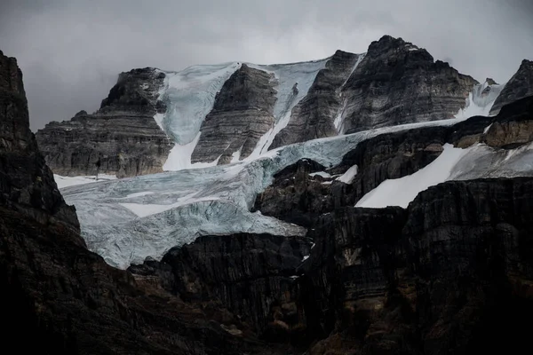 Прекрасный Вид Канадские Скалистые Горы Покрытые Снегом Мрачный День — стоковое фото