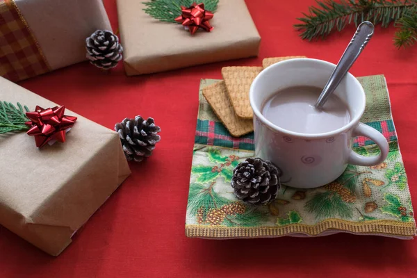 Eine Tasse Milch Mit Plätzchen Neben Weihnachtsgeschenkschachteln — Stockfoto