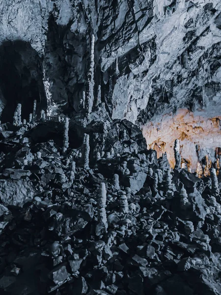 Tiro Vertical Uma Caverna Velha — Fotografia de Stock
