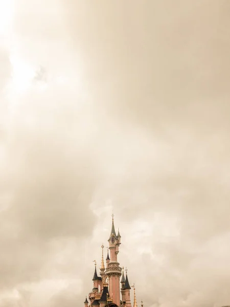 Μια Θέα Του Κάστρου Ωραία Κοιμωμένη Ένα Συννεφιασμένο Ουρανό — Φωτογραφία Αρχείου