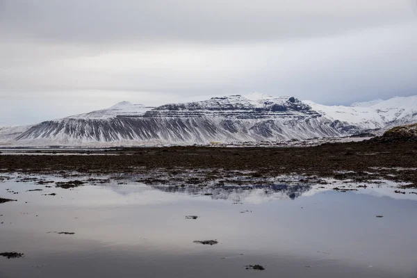 Vacker Bild Snaefellsnes Berg Reflekterande Vattnet Island — Stockfoto