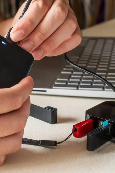 Uma Mão Masculina Conectando Disco Rígido Com Cabo Usb Computador — Fotografia de Stock