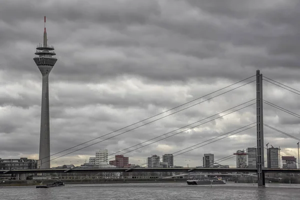 Skyline Ville Düsseldorf Tour Communication Pont Côté Rhin Deux Bateaux — Photo