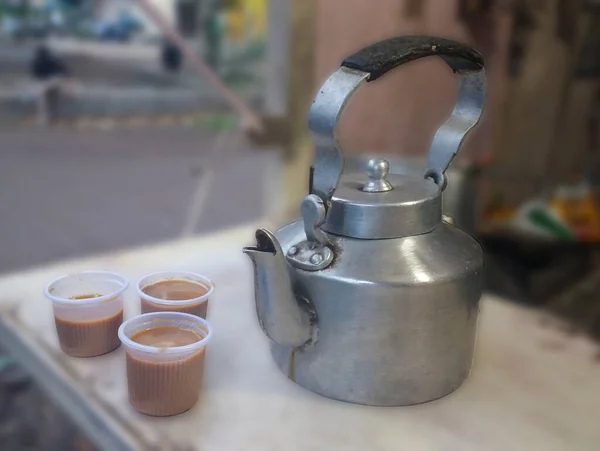 Egy Régi Ezüst Teáskanna Kávé Műanyag Poharakban — Stock Fotó