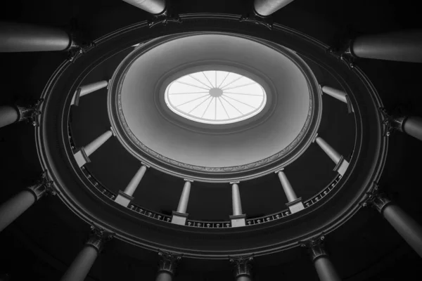 Eine Flache Aufnahme Der Schwarz Weißen Kuppeldecke — Stockfoto