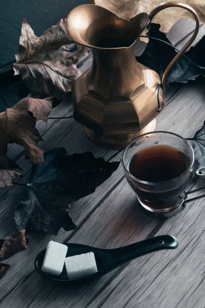 Крупный План Чашки Горячего Чая Кубиками Сахара Деревянной Поверхности — стоковое фото