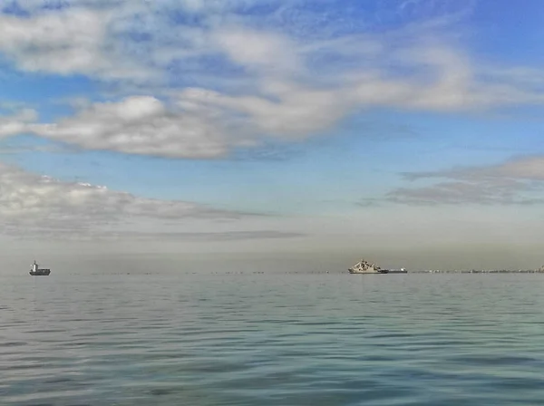 Una Vista Barco Bajo Cielo Nublado —  Fotos de Stock