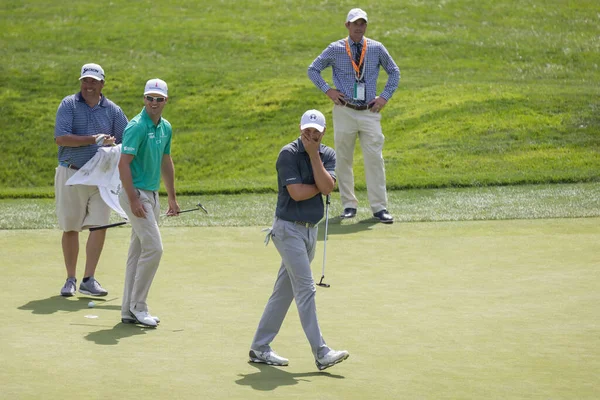 2016年6月16日 プロフェッショナルゴルファーのジョーダン スピースとザック ジョンソンがアメリカオープン選手権で笑いを分かち合いながら 緑の道を歩く — ストック写真