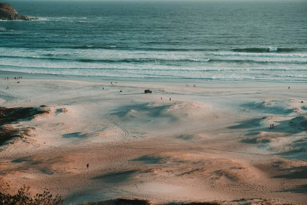 Une Vue Aérienne Océan Ondulé Frappant Plage Sable Fin Rio — Photo