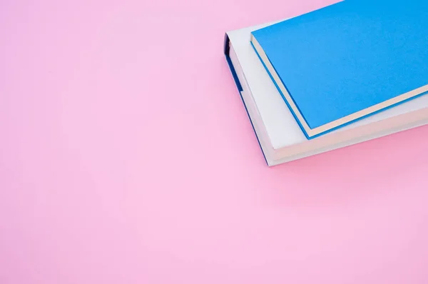 Close Dos Livros Capa Dura Superfície Rosa Espaço Para Texto — Fotografia de Stock